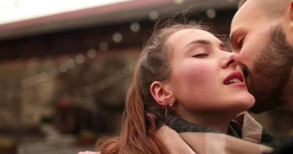 Крупним Планом Обличчя Молодої Пари Закоханих Цілуються Обіймаються Вулиці Похмурий — стокове фото
