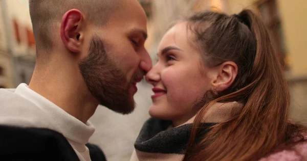 Крупним Планом Обличчя Молодої Пари Закоханих Цілуються Обіймаються Вулиці Похмурий — стокове фото
