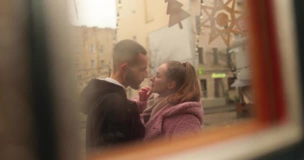 在一个阴郁的秋日 一对恋爱中的年轻夫妇在街上亲吻拥抱的脸的特写 — 图库视频影像