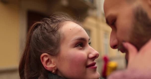 Zbliżenie Twarzy Młodej Zakochanej Pary Całującej Się Przytulającej Ulicy Ponury — Wideo stockowe