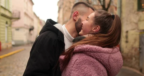 Baci Abbracci Una Giovane Coppia Innamorata Romantico Incontro Una Giovane — Foto Stock