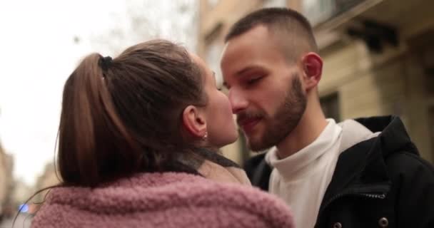 Küsse Und Umarmungen Eines Jungen Verliebten Paares Ein Romantisches Treffen — Stockvideo