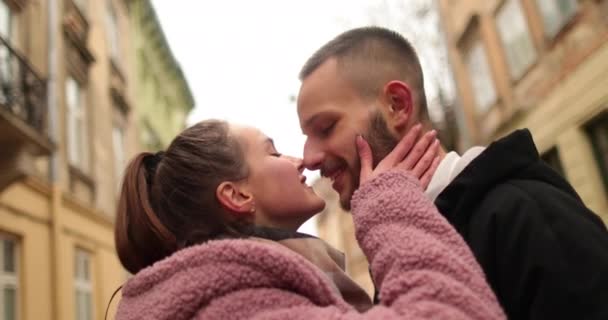 Φιλιά Και Αγκαλιές Ενός Ερωτευμένου Ζευγαριού Μια Ρομαντική Συνάντηση Ενός — Αρχείο Βίντεο