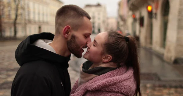 Φιλιά Και Αγκαλιές Ενός Ερωτευμένου Ζευγαριού Μια Ρομαντική Συνάντηση Ενός — Φωτογραφία Αρχείου