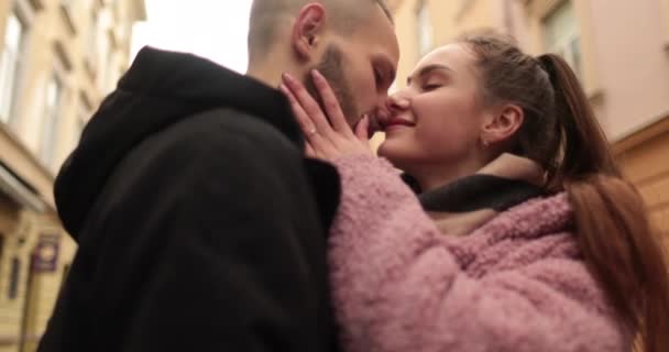 Bisous Câlins Jeune Couple Amoureux Une Rencontre Romantique Jeune Couple — Video