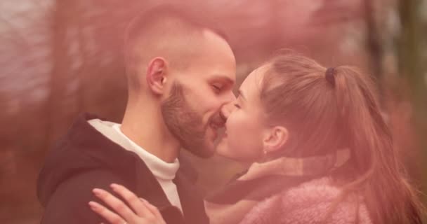 Całusy Uściski Zakochanej Młodej Pary Romantyczne Spotkanie Młodej Pary Centrum — Wideo stockowe