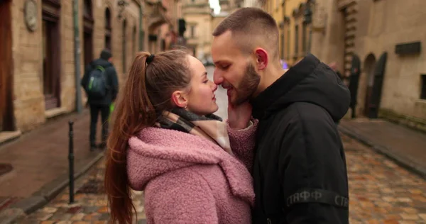 Săruturi Îmbrățișări Ale Unui Cuplu Tânăr Îndrăgostit Întâlnire Romantică Unui — Fotografie, imagine de stoc