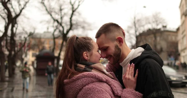 Küsse Und Umarmungen Eines Jungen Verliebten Paares Ein Romantisches Treffen — Stockfoto