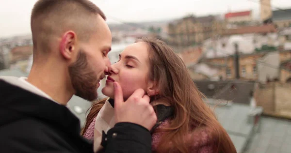Aşık Genç Bir Çiftin Öpücükleri Kucaklamaları Kasvetli Bir Sonbahar Gününde — Stok fotoğraf