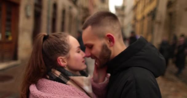 Bisous Câlins Jeune Couple Amoureux Une Rencontre Romantique Jeune Couple — Video