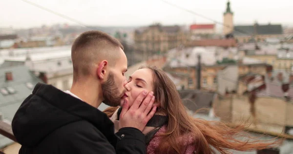 一个恋爱中的年轻夫妇的亲吻和拥抱 在一个阴郁的秋日 一对年轻夫妇在市中心举行了一次浪漫的聚会 快乐的男孩女孩拥抱 享受在一起的时光 — 图库照片