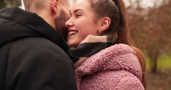Kyssar Och Kramar Ett Ungt Par Som Förälskade Ett Romantiskt — Stockfoto