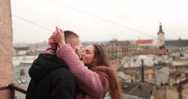 Beijos Abraços Jovem Casal Apaixonado Encontro Romântico Jovem Casal Centro — Vídeo de Stock