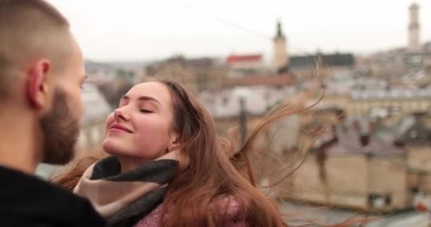 Kys Kram Ungt Par Kærlighed Romantisk Møde Med Ungt Par – Stock-video