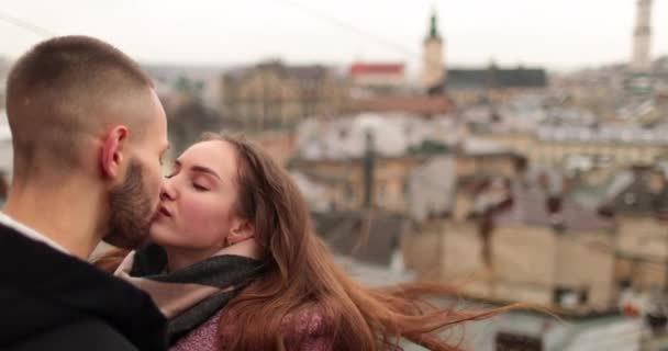 Egy Szerelmes Fiatal Pár Csókjai Ölelései Egy Romantikus Találkozó Egy — Stock videók