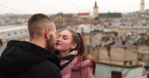 Ciuman Dan Pelukan Dari Pasangan Muda Yang Jatuh Cinta Sebuah — Stok Video