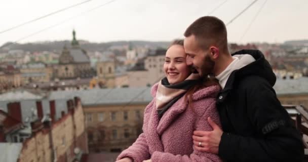 Ciuman Dan Pelukan Dari Pasangan Muda Yang Jatuh Cinta Sebuah — Stok Video