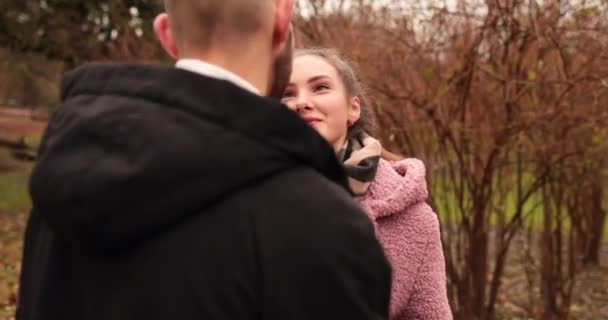 Aşık Genç Bir Çiftin Öpücükleri Kucaklamaları Kasvetli Bir Sonbahar Gününde — Stok video