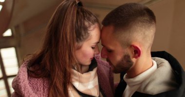 Aşık genç bir çift, bir apartmanın koridorunda romantik bir randevudan sonra ateşli öpücükler ve kucaklaşmalarla veda eder..