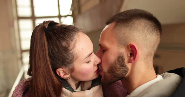 Egy Szerelmes Fiatal Pár Szenvedélyes Csókokkal Ölelésekkel Búcsúzik Egy Romantikus — Stock Fotó