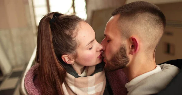 一对恋爱中的年轻夫妇在一幢公寓楼的走廊里 在浪漫的约会结束后 以热烈的亲吻和拥抱告别 — 图库照片