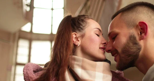 Молода Закохана Пара Попрощається Пристрасними Поцілунками Обіймами Після Романтичного Побачення — стокове фото
