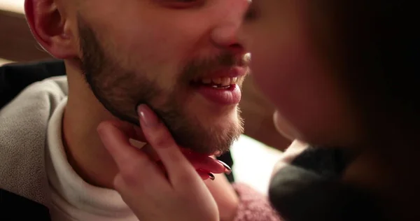 Egy Szerelmes Fiatal Pár Szenvedélyes Csókokkal Ölelésekkel Búcsúzik Egy Romantikus — Stock Fotó