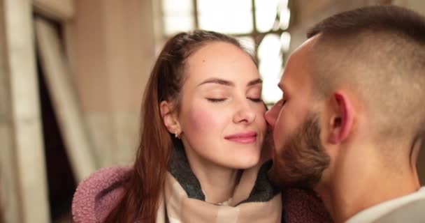 Ett Ungt Förälskat Par Säger Adjö Med Passionerade Kyssar Och — Stockvideo