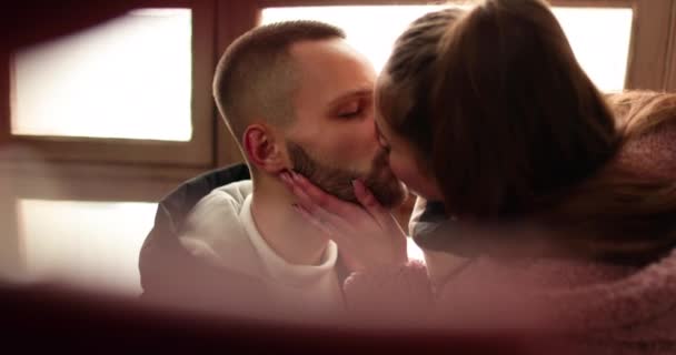 Młoda Zakochana Para Żegna Się Namiętnymi Pocałunkami Uściskami Romantycznej Randce — Wideo stockowe