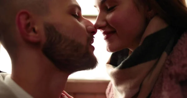 Una Joven Pareja Enamorada Despide Con Besos Abrazos Apasionados Después —  Fotos de Stock