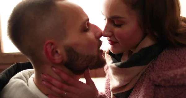 Молода Закохана Пара Попрощається Пристрасними Поцілунками Обіймами Після Романтичного Побачення — стокове фото