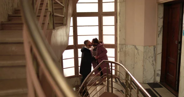 情侣们在一幢旧公寓楼的台阶上浪漫地告别 一对恋人在浪漫的约会后正在康复的一般镜头 — 图库照片