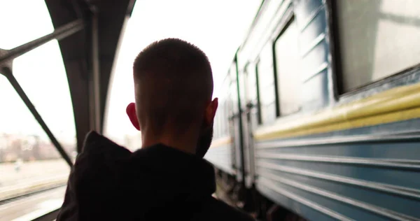 Joven Tren Salir Estación Retrato Joven Que Mira Tren Que — Foto de Stock