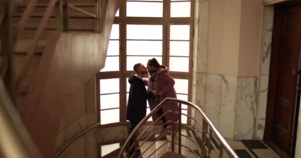 Romantic Farewell Lovers Steps Old Apartment Building General Shot Couple — Stock Video