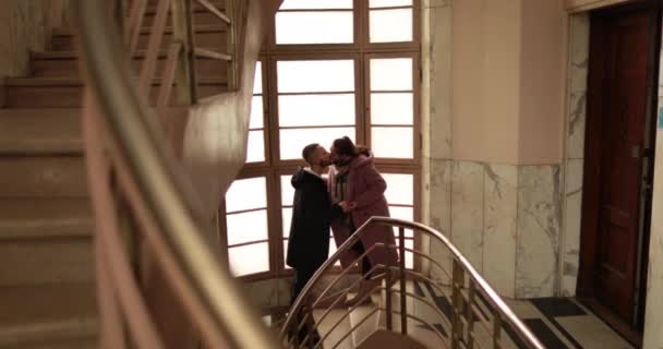 Romantikus Búcsú Szerelmesek Lépcsőn Egy Régi Lakás Épület Általános Kép — Stock videók