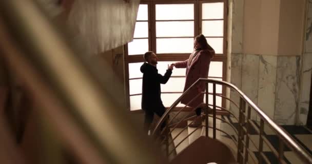 Romantikus Búcsú Szerelmesek Lépcsőn Egy Régi Lakás Épület Általános Kép — Stock videók
