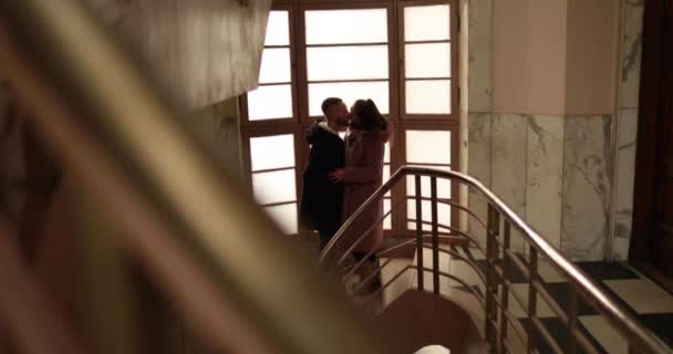 Romantic Farewell Lovers Steps Old Apartment Building General Shot Couple — Stock Video