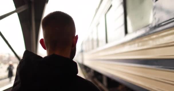 Ένας Νεαρός Βλέπει Ένα Τρένο Φεύγει Από Σταθμό Πορτραίτο Ενός — Αρχείο Βίντεο