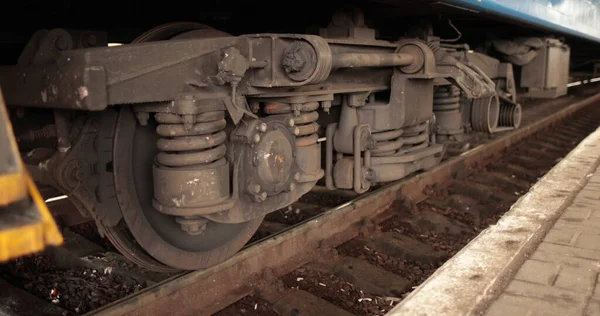 Egy Vonat Kerekei Ami Elindult Állomásról Mozgó Vonat Kerekeinek Közelsége — Stock Fotó