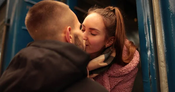 Mladý Zamilovaný Pár Obejme Rozloučí Než Dívka Nastoupí Vlaku Aby — Stock fotografie