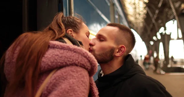 Mladý Zamilovaný Pár Obejme Rozloučí Než Dívka Nastoupí Vlaku Aby — Stock fotografie