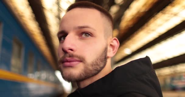 Mladý Muž Dívá Jak Vlak Opouští Stanici Portrét Mladíka Který — Stock video