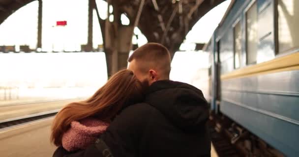 Jeune Couple Amoureux Embrasse Dit Revoir Avant Que Fille Monte — Video