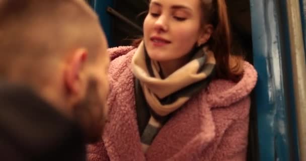 Egy Fiatal Szerelmespár Megöleli Egymást Elköszönnek Mielőtt Lány Felszáll Vonatra — Stock videók