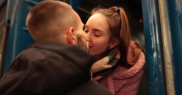 Egy Fiatal Szerelmespár Megöleli Egymást Elköszönnek Mielőtt Lány Felszáll Vonatra — Stock videók