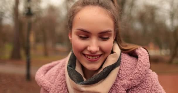 Egy Fiatal Gyönyörű Szerető Pár Sétál Egy Borús Őszi Napon — Stock videók