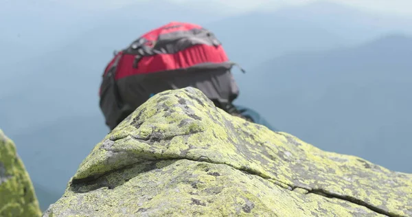Uomo Alpinista Raggiunge Vetta Facendo Del Suo Meglio Momento Superare — Foto Stock