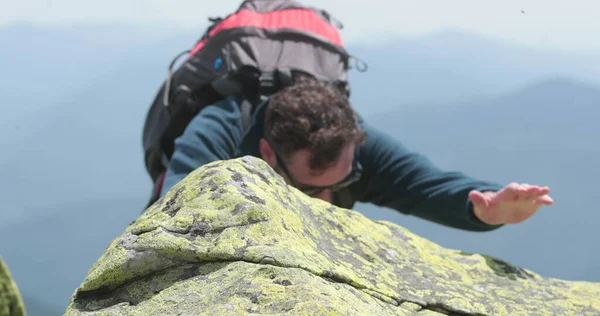 Человек Альпинист Достигает Вершины Стараясь Изо Сил Момент Преодоления Высоты — стоковое фото
