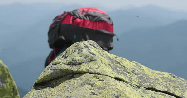 男のクライマーは最善を尽くして頂上に達する 岩の高さを克服する瞬間 山からクライマーまでの眺め — ストック写真
