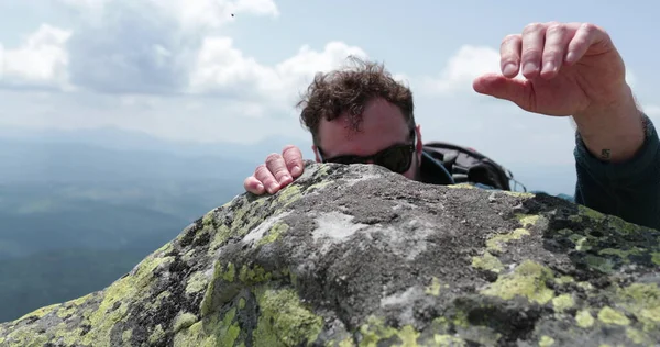 Uomo Alpinista Raggiunge Vetta Facendo Del Suo Meglio Momento Superare — Foto Stock